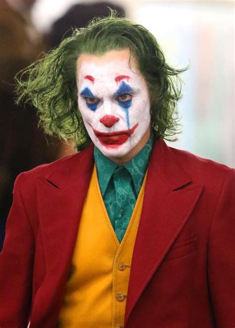 joaquin phoenix joker suit